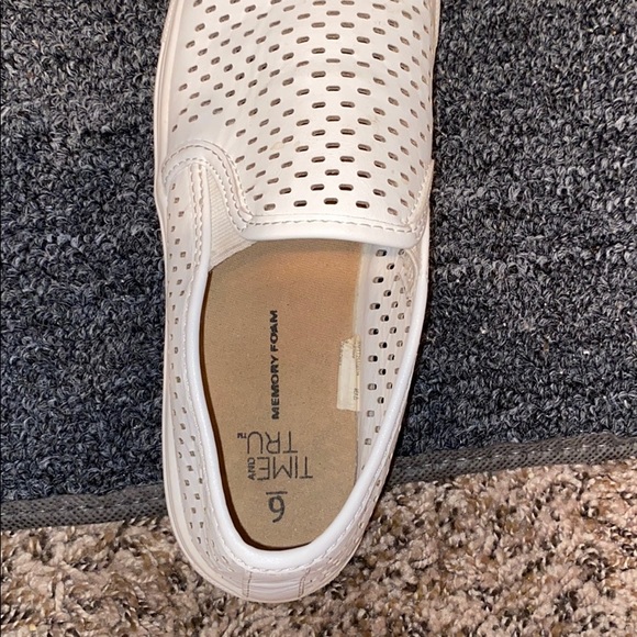 White time and tru memory foam shoes - Picture 3 of 3